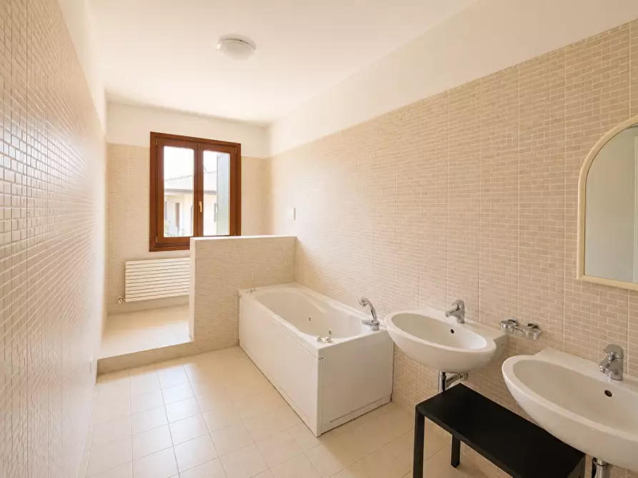 Immagine 6 di Casa bifamiliare in vendita  in Via Giuseppe Garibaldi a Trevignano