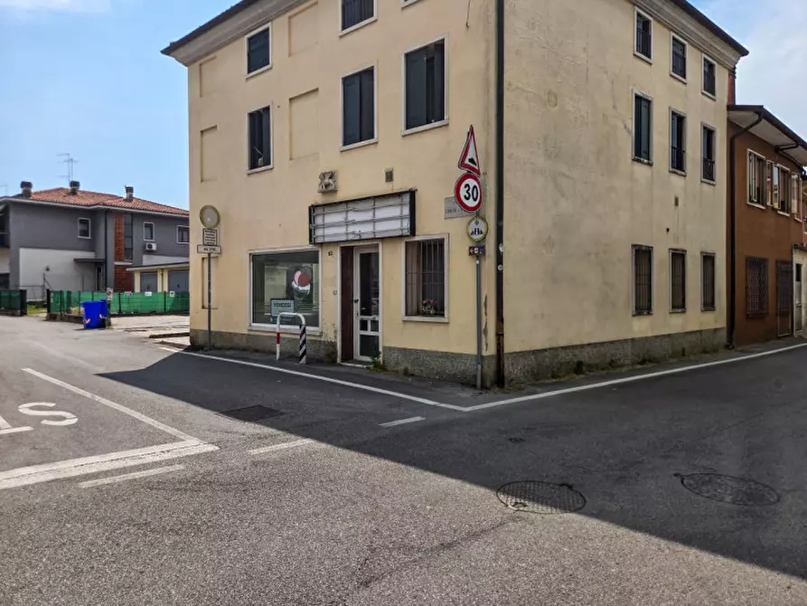 Immagine 1 di Negozio in vendita  in strada della Chiesa di Polegge 113 a Vicenza