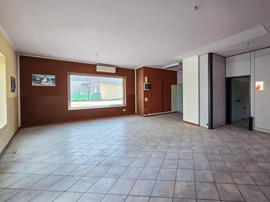 Immagine 5 di Negozio in vendita  in strada della Chiesa di Polegge 113 a Vicenza