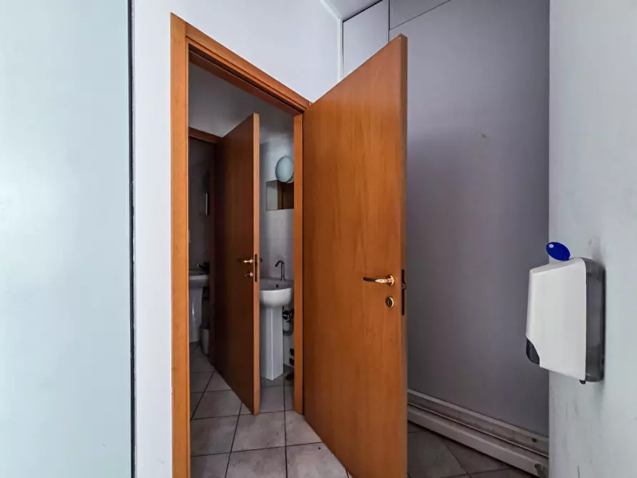 Immagine 9 di Negozio in vendita  in strada della Chiesa di Polegge 113 a Vicenza