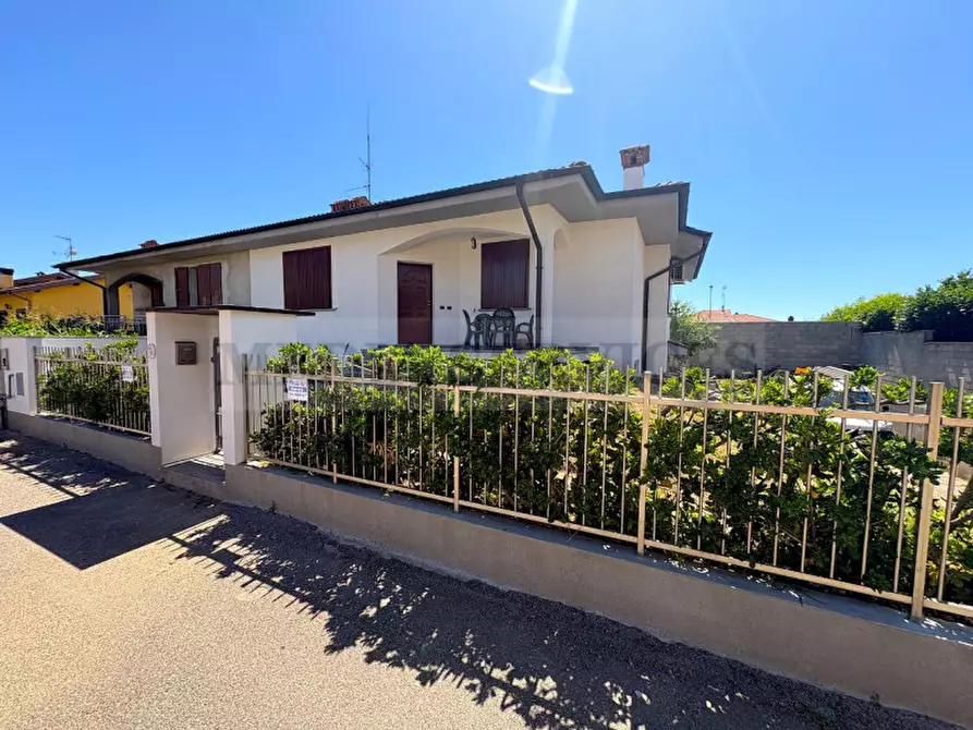 Immagine 1 di Villa in vendita  in via delle Ginestre n° 7 a Garlasco