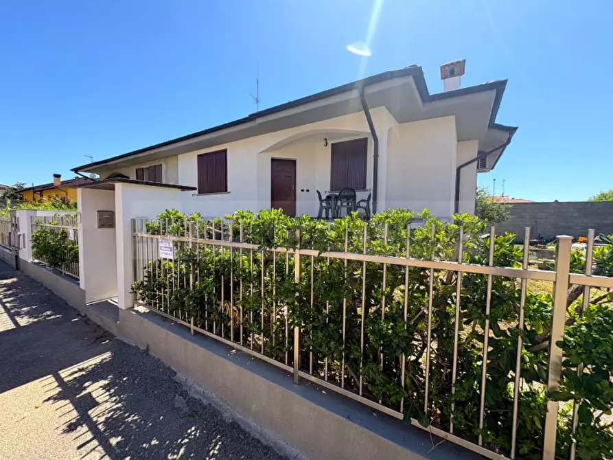 Immagine 2 di Villa in vendita  in via delle Ginestre n° 7 a Garlasco