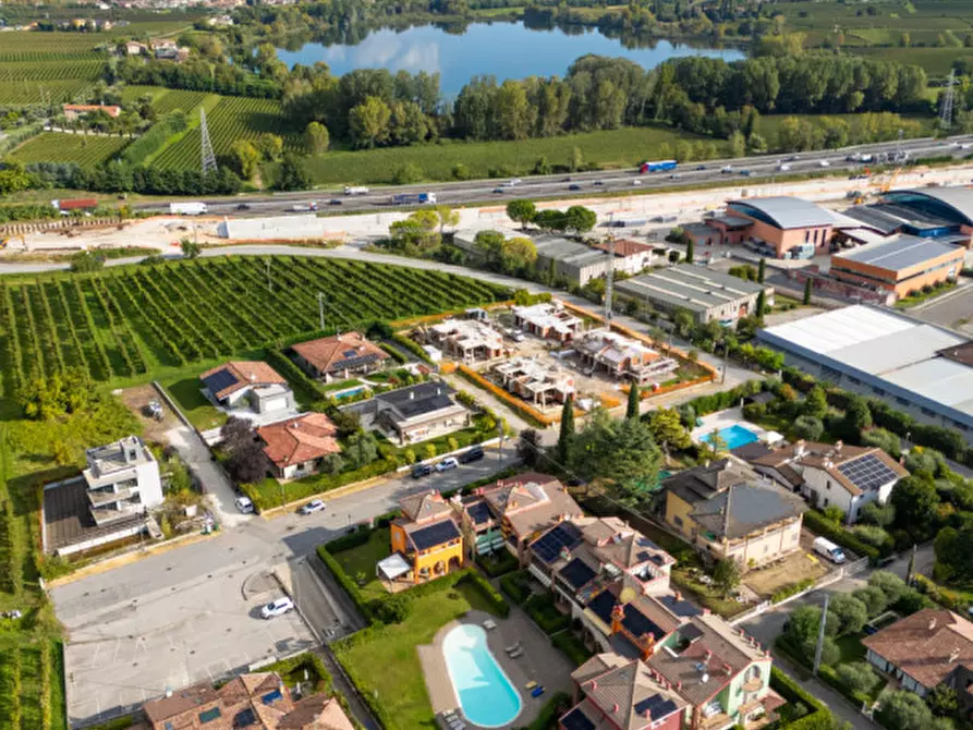 Immagine 1 di Villetta a schiera in vendita  a Peschiera Del Garda
