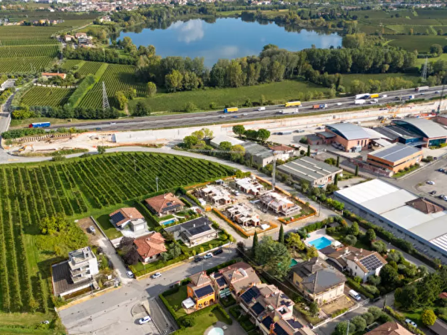 Immagine 2 di Villetta a schiera in vendita  a Peschiera Del Garda