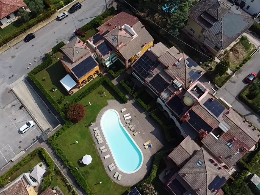 Immagine 8 di Villetta a schiera in vendita  a Peschiera Del Garda