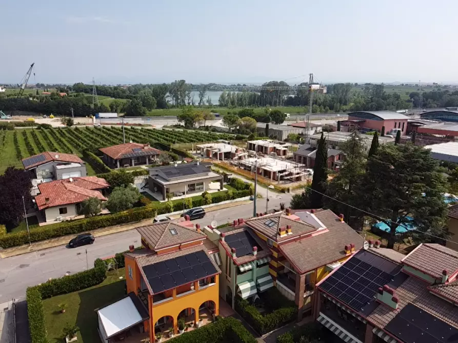 Immagine 9 di Villetta a schiera in vendita  a Peschiera Del Garda