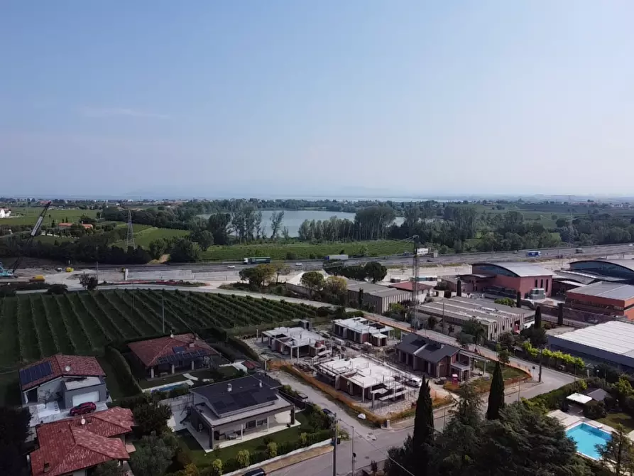 Immagine 10 di Villetta a schiera in vendita  a Peschiera Del Garda