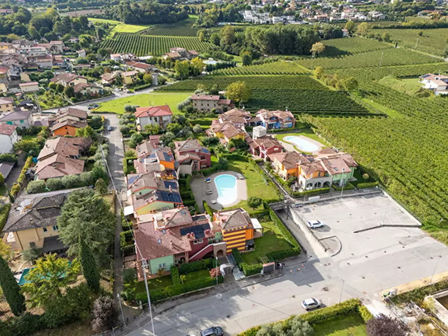 Immagine 11 di Villetta a schiera in vendita  a Peschiera Del Garda
