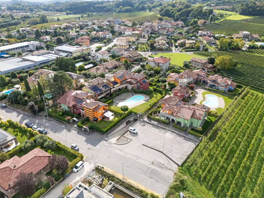 Immagine 12 di Villetta a schiera in vendita  a Peschiera Del Garda