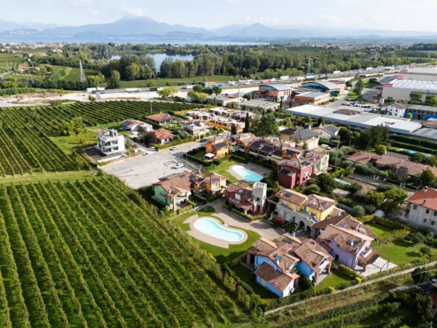 Immagine 13 di Villetta a schiera in vendita  a Peschiera Del Garda