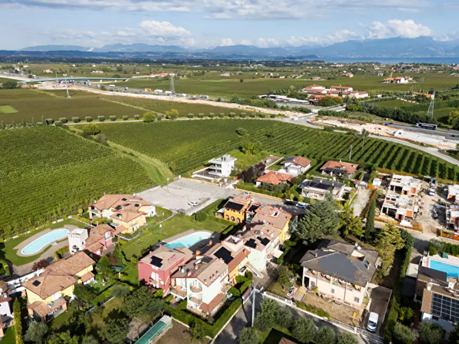 Immagine 14 di Villetta a schiera in vendita  a Peschiera Del Garda