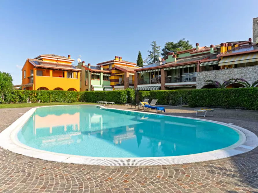 Immagine 17 di Villetta a schiera in vendita  a Peschiera Del Garda