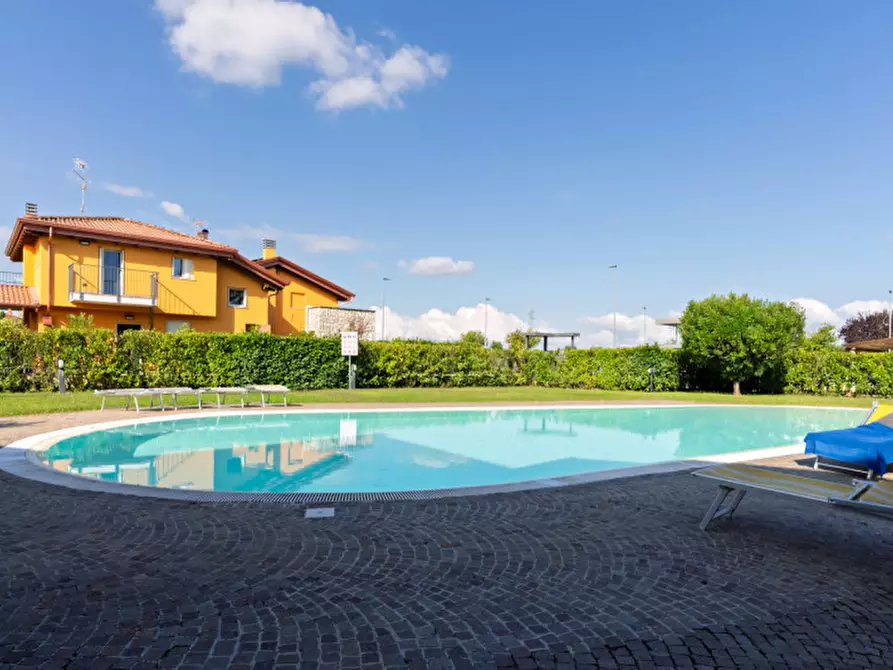 Immagine 18 di Villetta a schiera in vendita  a Peschiera Del Garda