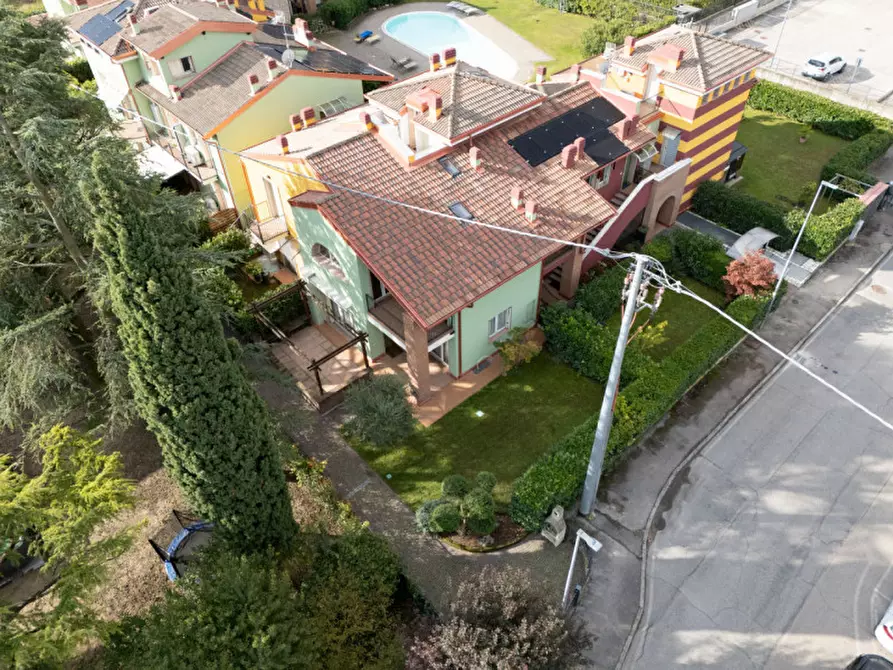 Immagine 23 di Villetta a schiera in vendita  a Peschiera Del Garda