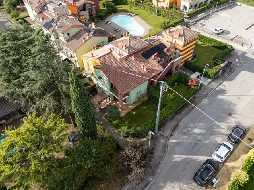 Immagine 24 di Villetta a schiera in vendita  a Peschiera Del Garda