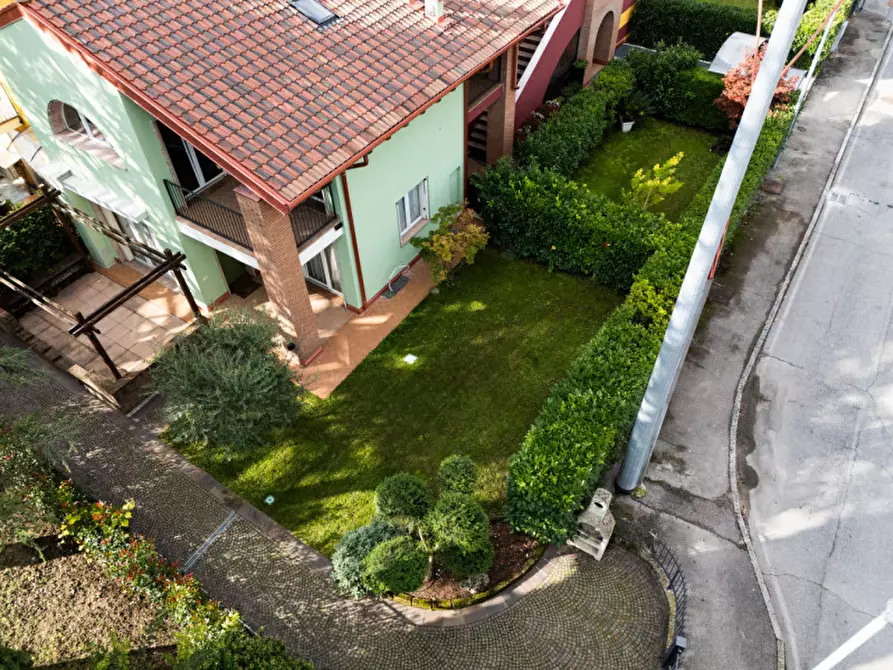 Immagine 25 di Villetta a schiera in vendita  a Peschiera Del Garda