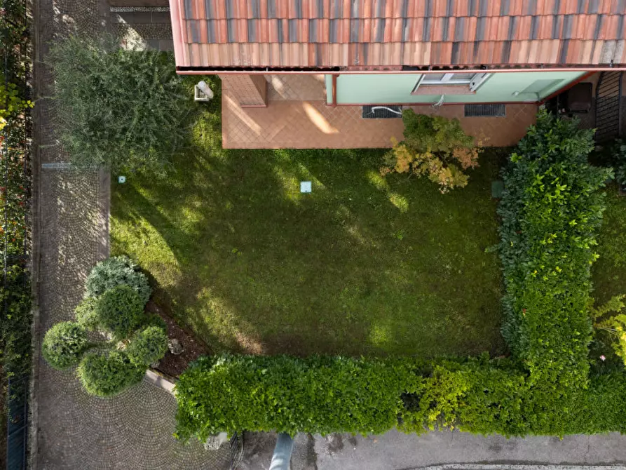 Immagine 29 di Villetta a schiera in vendita  a Peschiera Del Garda