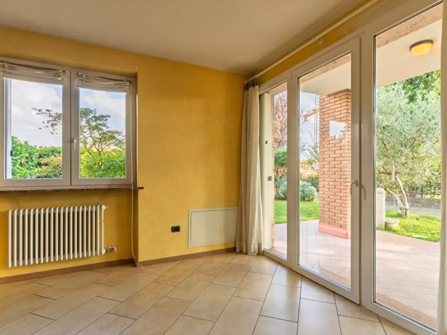 Immagine 44 di Villetta a schiera in vendita  a Peschiera Del Garda