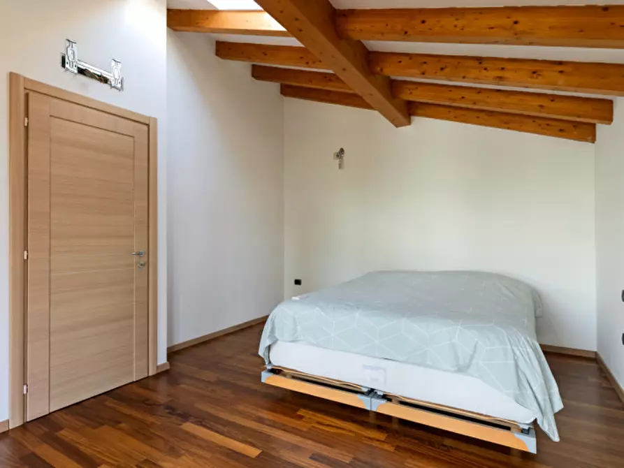 Immagine 57 di Villetta a schiera in vendita  a Peschiera Del Garda