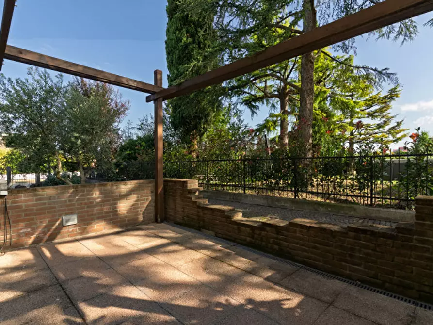 Immagine 79 di Villetta a schiera in vendita  a Peschiera Del Garda