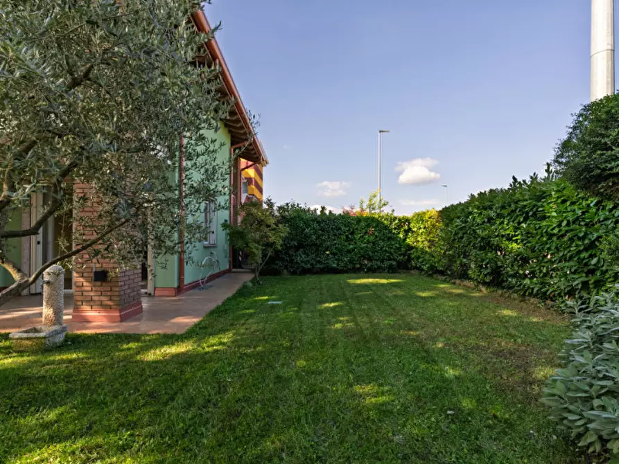 Immagine 80 di Villetta a schiera in vendita  a Peschiera Del Garda