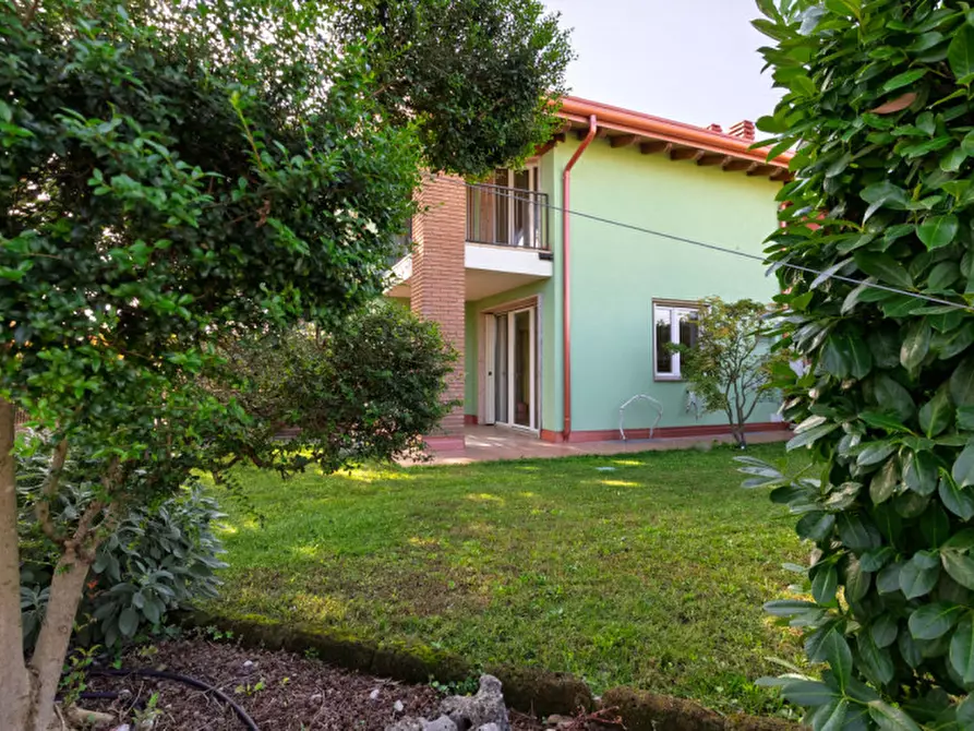 Immagine 81 di Villetta a schiera in vendita  a Peschiera Del Garda