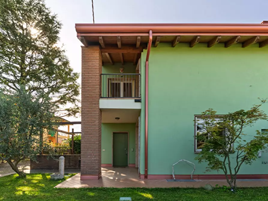 Immagine 82 di Villetta a schiera in vendita  a Peschiera Del Garda