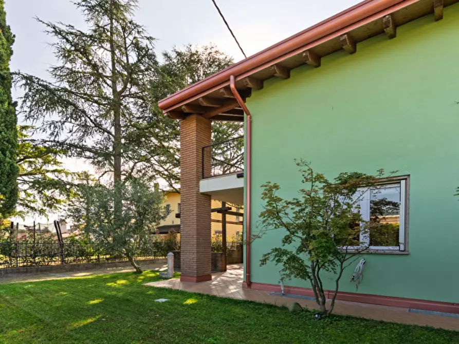 Immagine 83 di Villetta a schiera in vendita  a Peschiera Del Garda