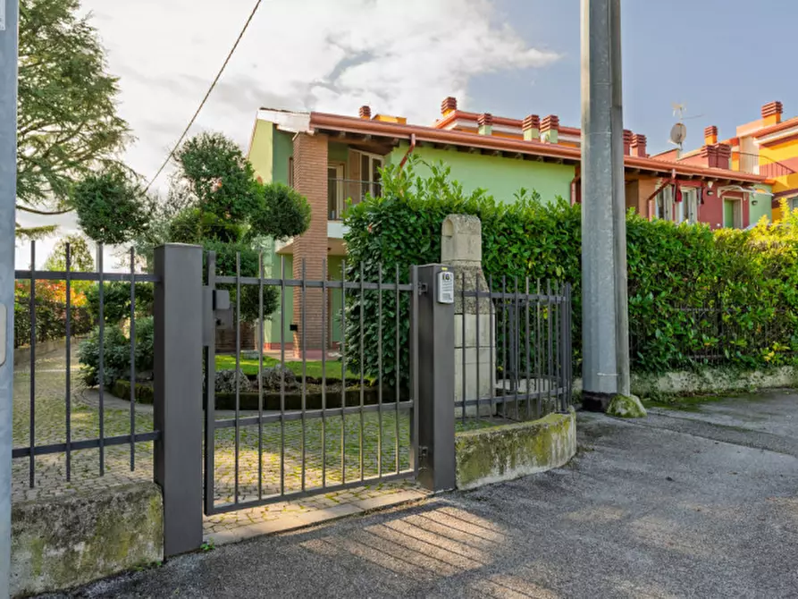 Immagine 84 di Villetta a schiera in vendita  a Peschiera Del Garda