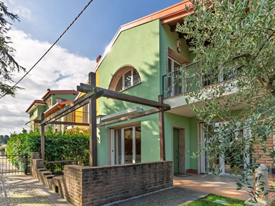 Immagine 85 di Villetta a schiera in vendita  a Peschiera Del Garda