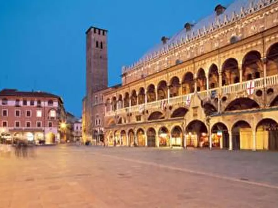 Immagine 1 di Palazzo in vendita  in Piazza dei Signori a Padova