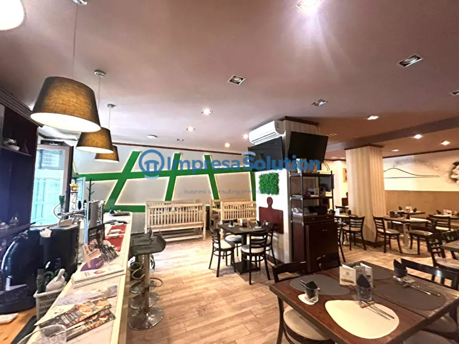 Immagine 13 di Attività commerciale in vendita  in Via Belvedere a Napoli