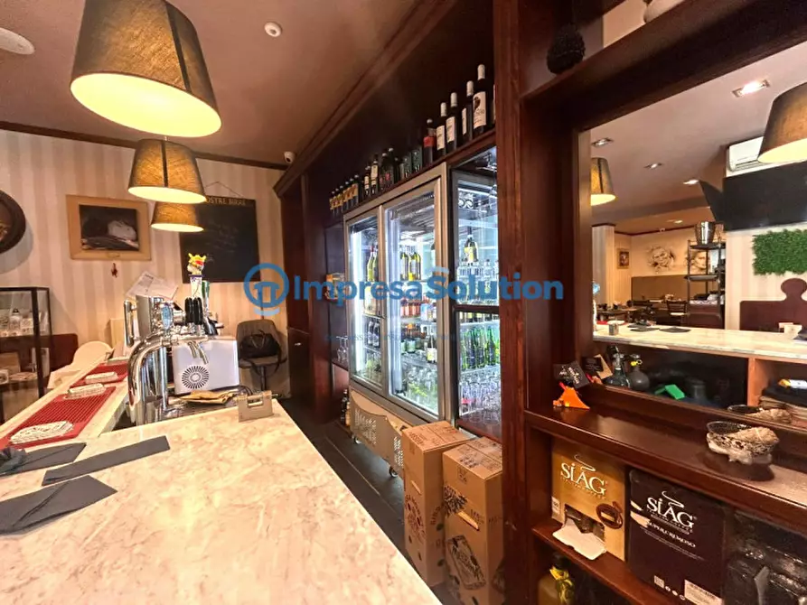 Immagine 14 di Attività commerciale in vendita  in Via Belvedere a Napoli