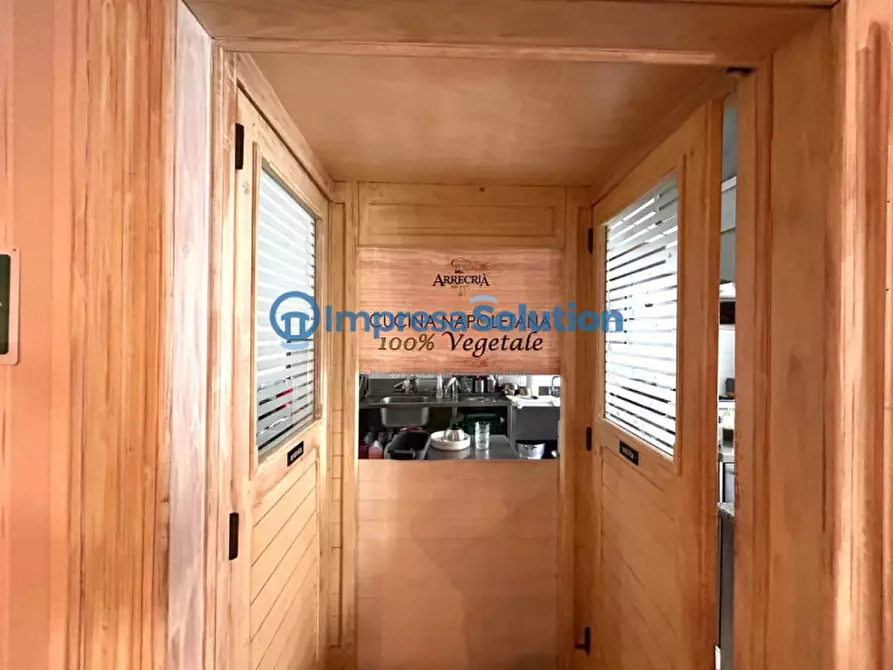 Immagine 16 di Attività commerciale in vendita  in Via Belvedere a Napoli