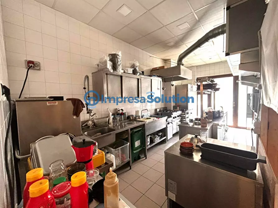 Immagine 17 di Attività commerciale in vendita  in Via Belvedere a Napoli