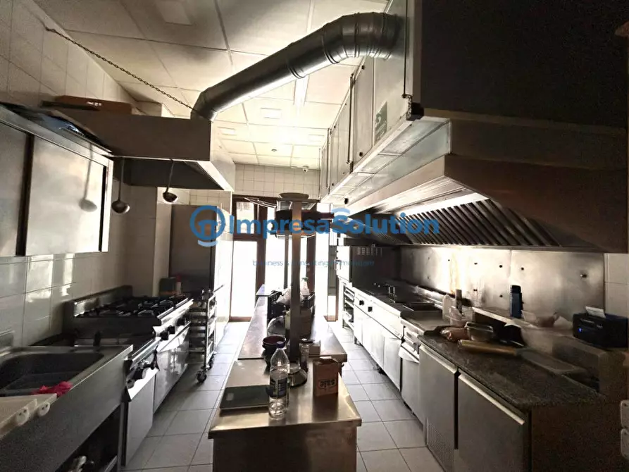 Immagine 18 di Attività commerciale in vendita  in Via Belvedere a Napoli