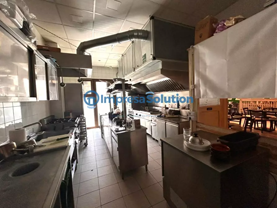 Immagine 19 di Attività commerciale in vendita  in Via Belvedere a Napoli