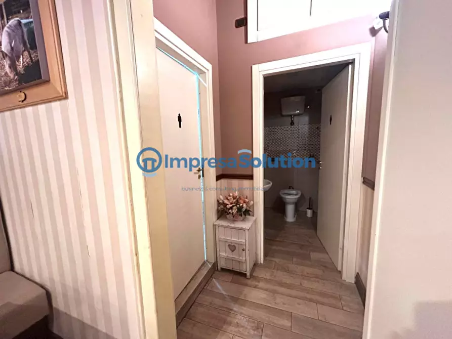 Immagine 22 di Attività commerciale in vendita  in Via Belvedere a Napoli