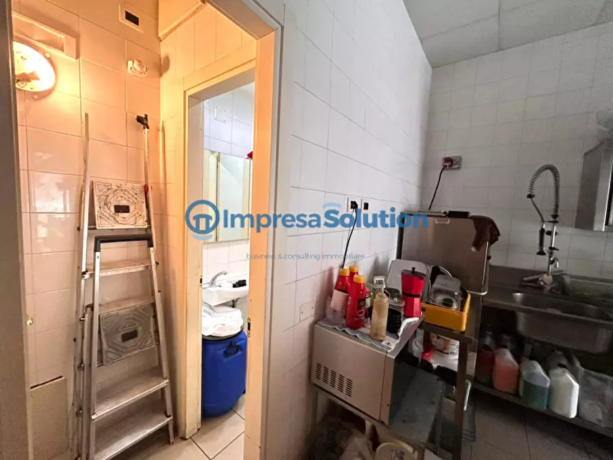 Immagine 23 di Attività commerciale in vendita  in Via Belvedere a Napoli