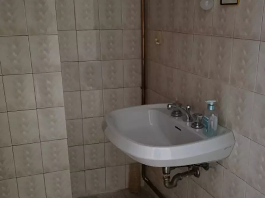 Immagine 14 di Negozio in vendita  in Via Umberto I° a Rovigo