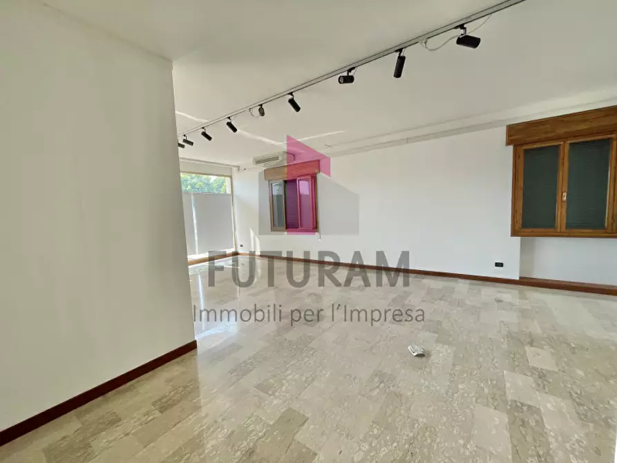 Immagine 6 di Negozio in affitto  in VIA VICA a Rosà
