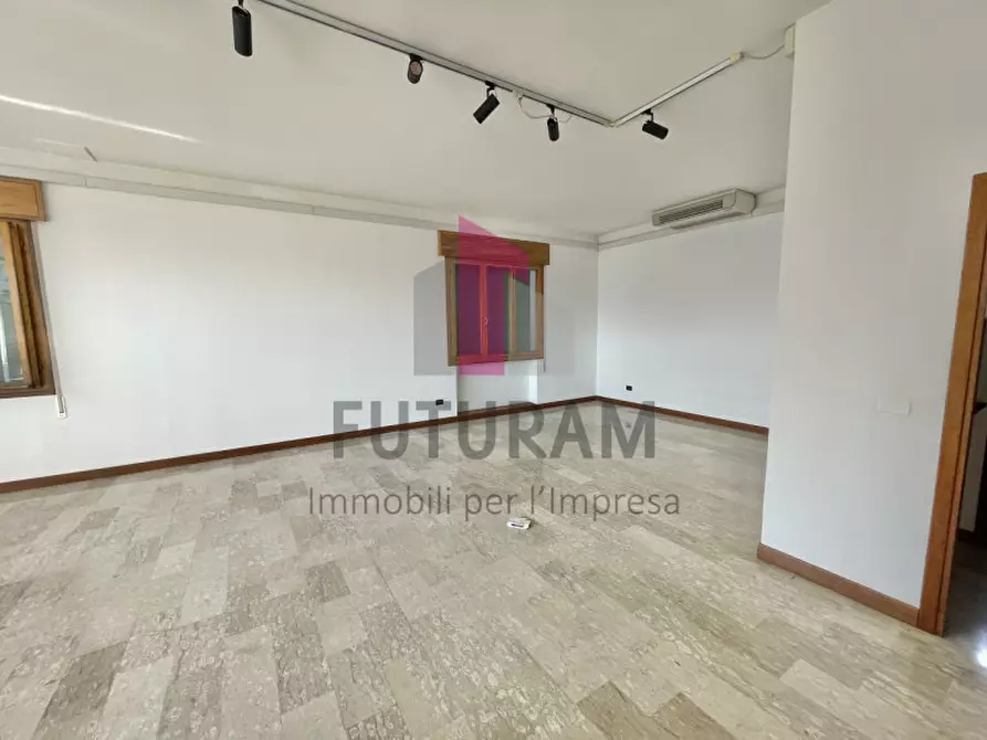 Immagine 8 di Negozio in affitto  in VIA VICA a Rosà