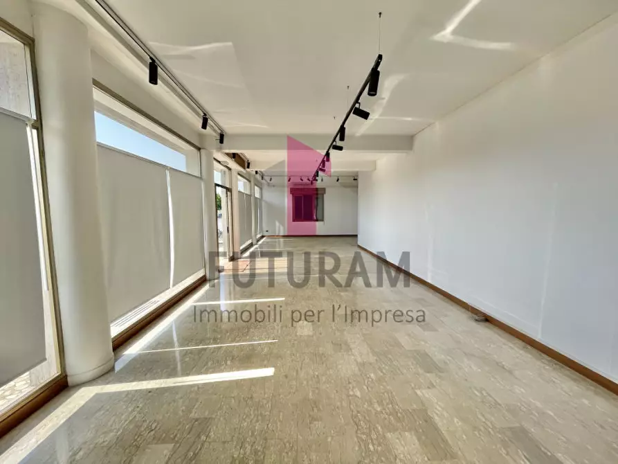 Immagine 11 di Negozio in affitto  in VIA VICA a Rosà