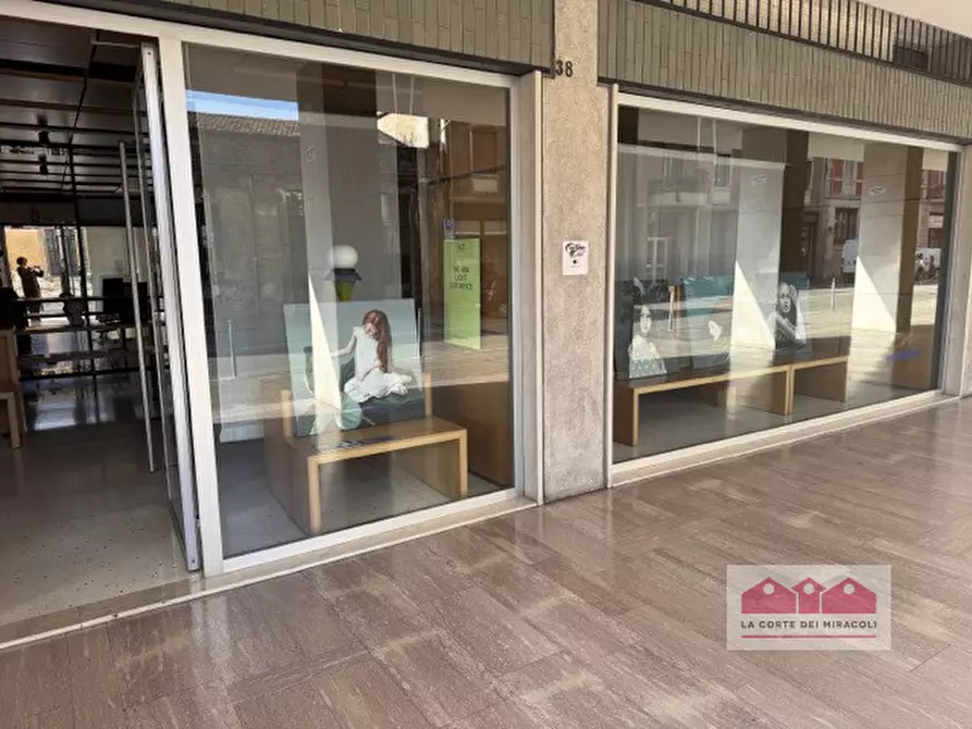 Immagine 1 di Negozio in affitto  in Viale Giuseppe Verdi a Vicenza