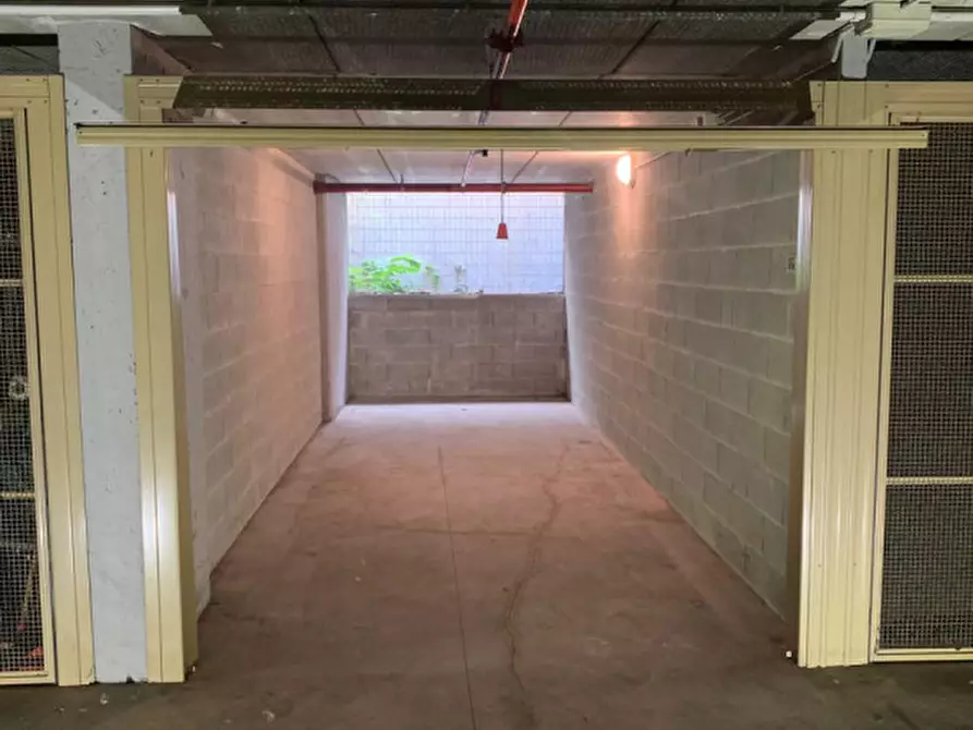 Immagine 2 di Garage in vendita  in Via Centro a Verona