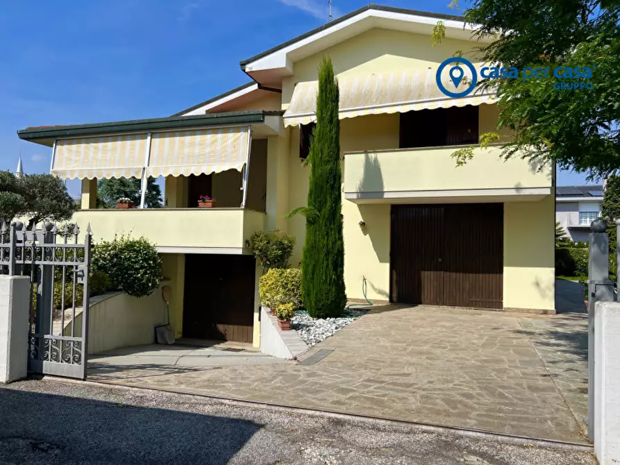 Immagine 2 di Casa bifamiliare in vendita  in Via Emilia a Solesino