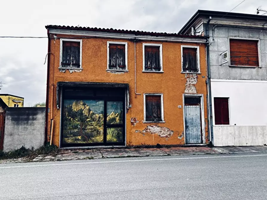 Immagine 2 di Negozio in vendita  a Badia Polesine