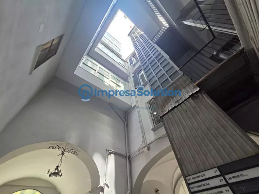 Immagine 10 di Magazzino in affitto  in Via Santa Brigida a Napoli
