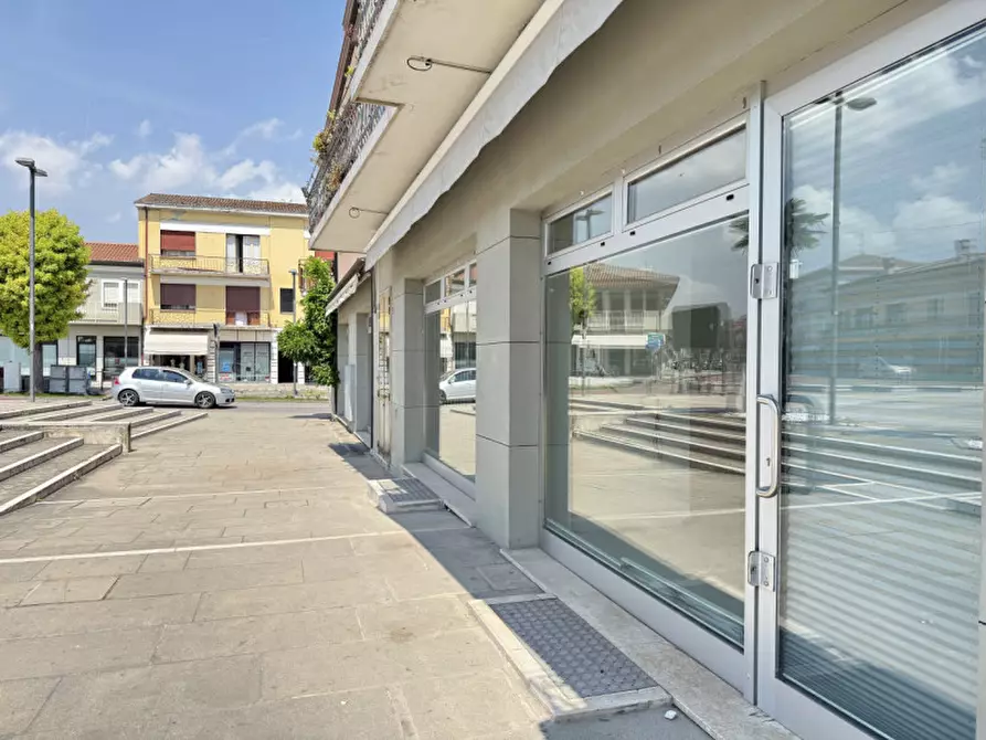Immagine 1 di Negozio in affitto  in Piazza Giacomo Matteotti a Solesino