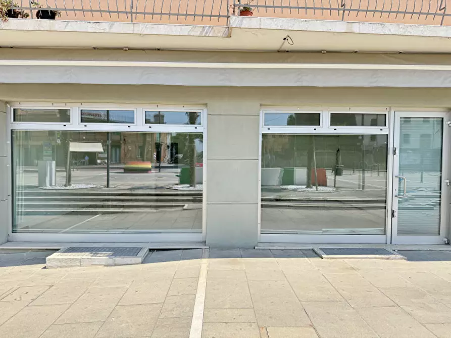 Immagine 2 di Negozio in affitto  in Piazza Giacomo Matteotti a Solesino